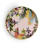 Piatto piano Exotic Jungle Rose di Simone Guidarelli in porcellana rosa con decorazioni tropicali e finitura dorata.