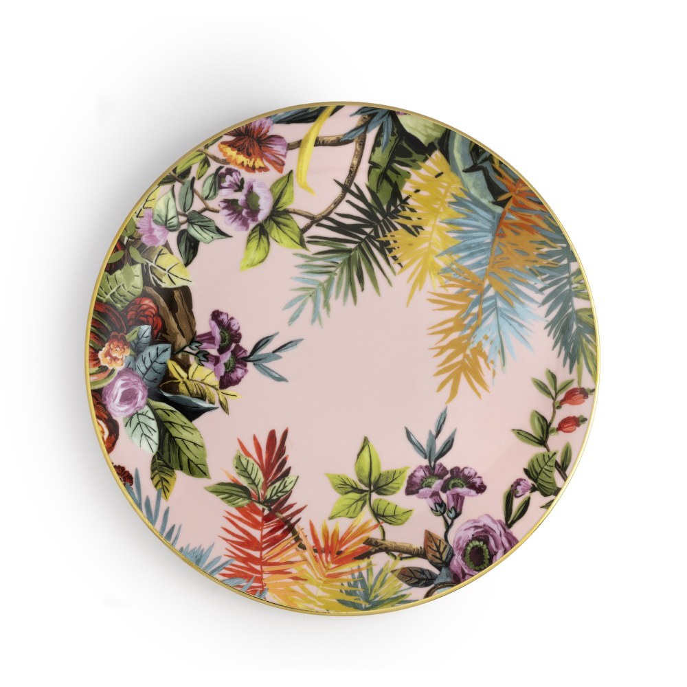 Piatto piano Exotic Jungle Rose di Simone Guidarelli in porcellana rosa con decorazioni tropicali e finitura dorata.
