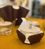 Formaggera Vesta Home in acrilico marrone esterno ed interno bianco con coperchio satinato e cucchiaino, design moderno e artigianale