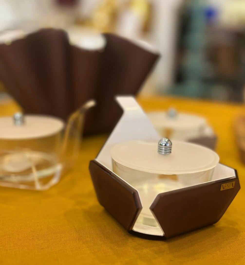 Formaggera Vesta Home in acrilico marrone esterno ed interno bianco con coperchio satinato e cucchiaino, design moderno e artigianale