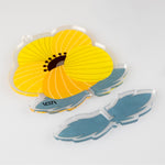 Gardenia Funny Flowers di Vesta in acrilico giallo con foglie verdi mostrato smontato, con pezzi separati su fondo bianco.