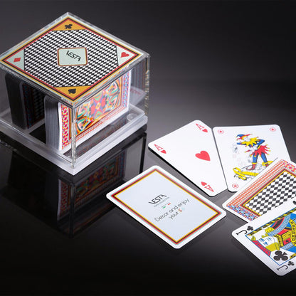 Set di 2 mazzi da poker/burraco graficate con elegante e funzionale confezione in cristallo acrilico trasparente della collezione Vesta Home