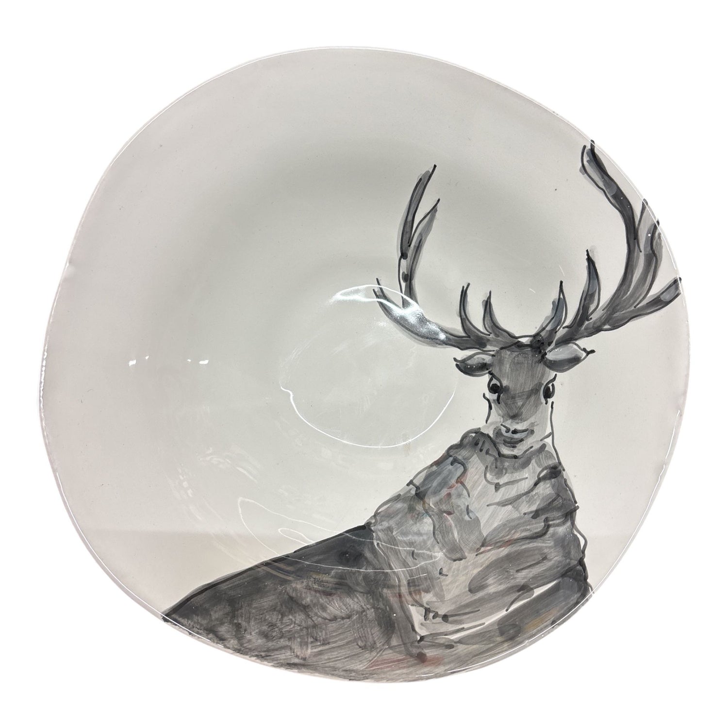 insalatiera in ceramica bianca con decorazione dipinta a mano raffigurante un cervo, collezione Virginia Ceramiche.