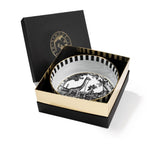 Insalatiera Souvenirs de Voyage Simone Guidarelli presentata in elegante confezione regalo nera e oro con decoro illustrato interno