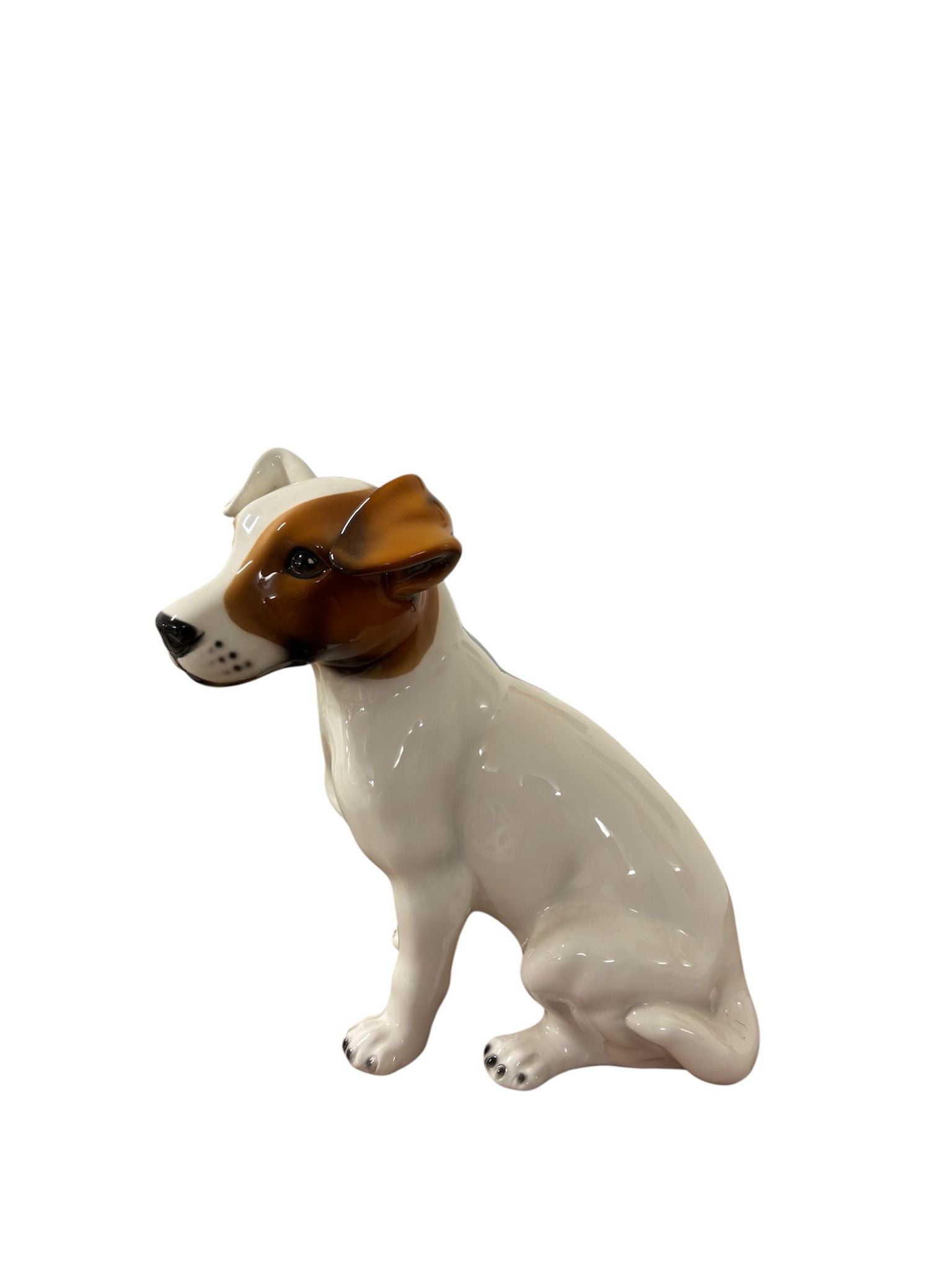 Primo piano espressivo del cane Jack Russell in ceramica, con smalto lucido e sguardo vivace. La lavorazione artigianale esalta ogni dettaglio con grande precisione.

Foto 3 – Vista laterale sinistra
Profilo elegante e proporzioni armoniose per questo Jack Russell artigianale in ceramica. L'effetto lucido riflette la luce e valorizza le sfumature della colorazione manuale.

Vista laterale destra, orecchio marrone in primo piano
Lateralmente si evidenzia l’orecchio marrone piegato, tratto distintivo