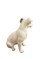 Il retro del Jack Russell in ceramica mostra la cura nei volumi e nelle linee: ogni angolazione conferma l’attenzione dei maestri ceramisti per i dettagli, rendendolo perfetto anche come oggetto da centro stanza o mensola.