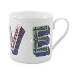 Tazza Asta Jamida in ceramica con scritta "VE", seconda parte della parola LOVE, simbolo di dolcezza e positività.
