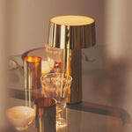 Lampada Mush Vesta da tavolo ricaricabile, oro con luce soffusa e design minimal per interni ed esterni raffinati