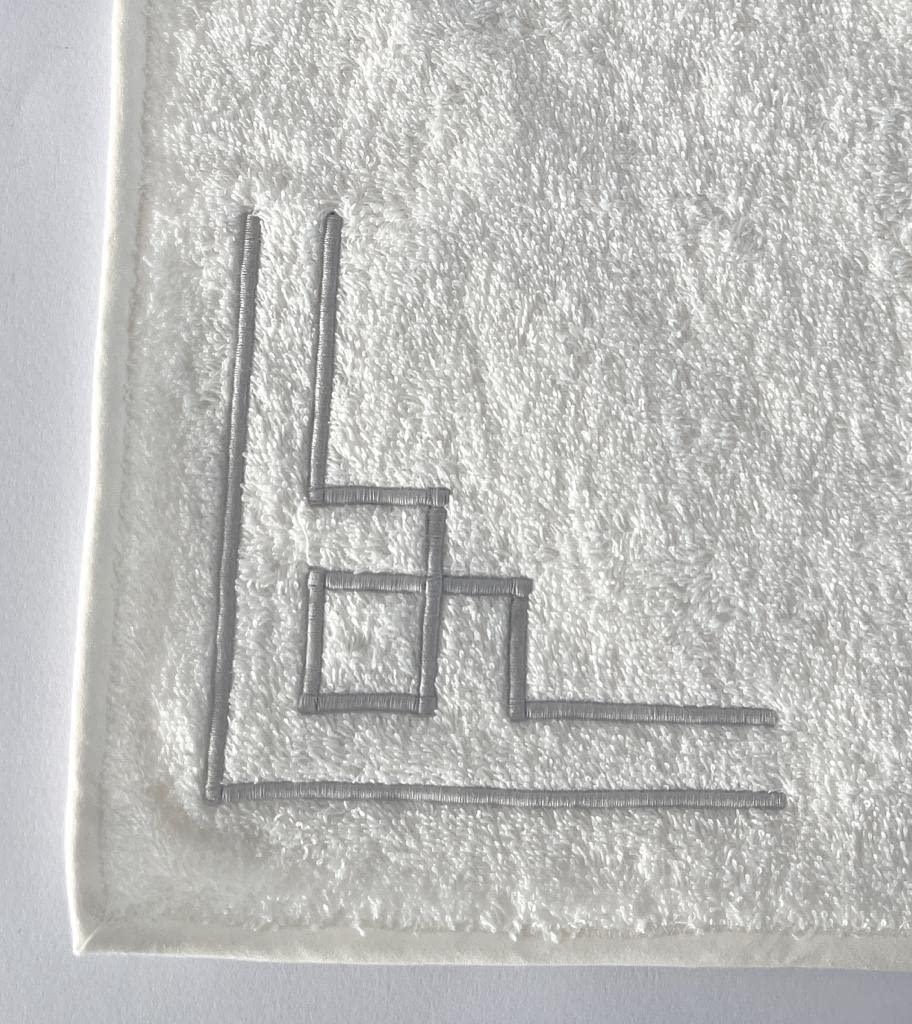 Particolare ricamo geometrico grigio moderno – Made in Italy