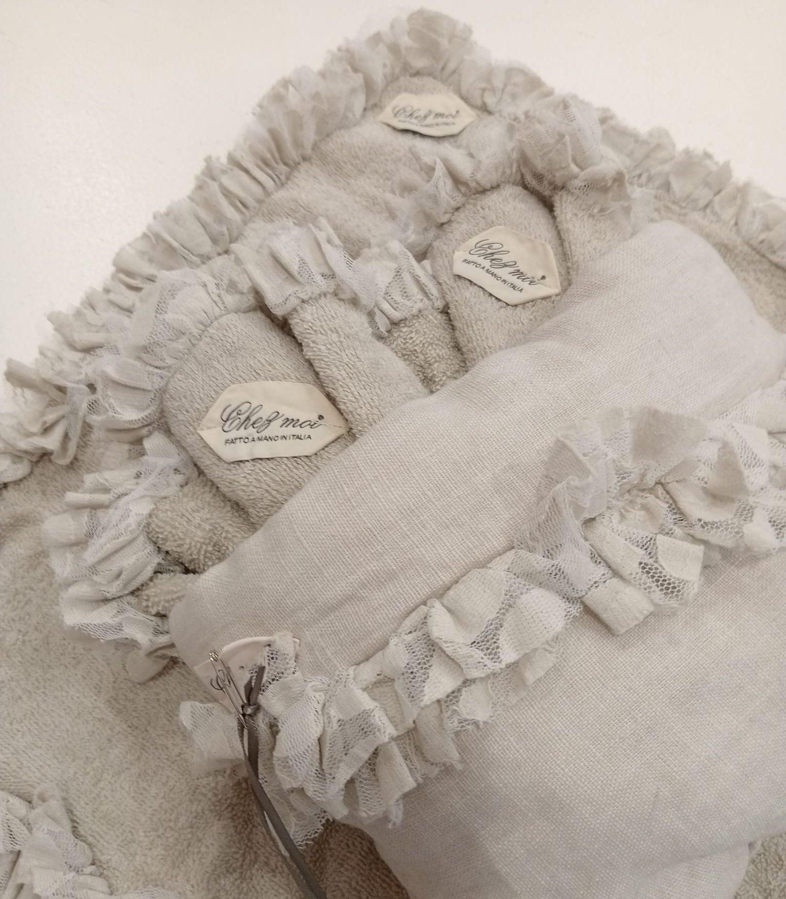 Dettaglio lavette in spugna con balza in pizzo e pochette in lino, fatte a mano in Italia, colore argilla, eleganza artigianale per il bagno