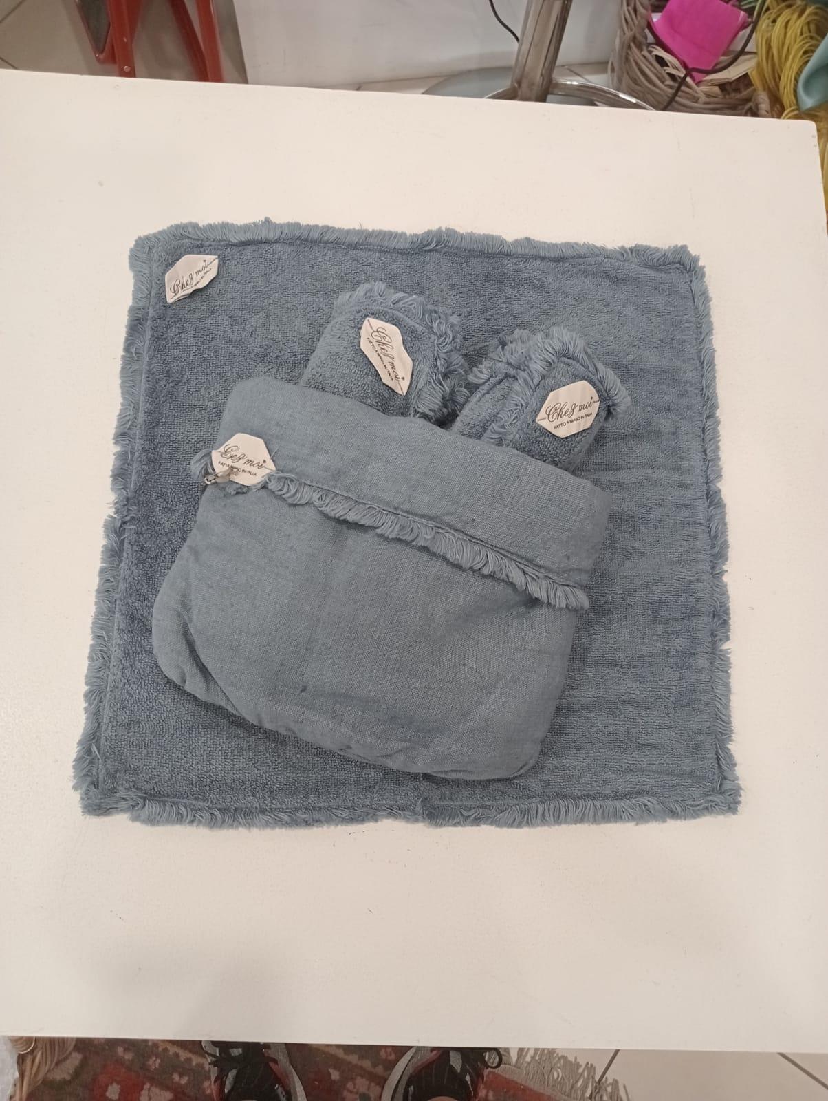 Set de 3 serviettes de bain Lavette avec élégant sac en lin, couleur : Bleuet, 100% Made in Italy - Chez Moi