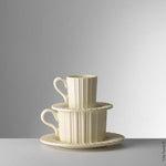 Set tazzina e piattino Lucilla accanto al set da tè Tea Time  di Mario Luca Giusti, entrambi in melamina effetto porcellana, eleganti e infrangibili