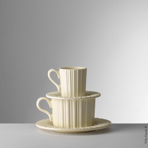 Set tazzina e piattino Lucilla accanto al set da tè Tea Time  di Mario Luca Giusti, entrambi in melamina effetto porcellana, eleganti e infrangibili