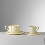 Set tazzina e piattino Lucilla accanto al set da tè Tea Time  di Mario Luca Giusti, entrambi in melamina effetto porcellana, eleganti e infrangibile