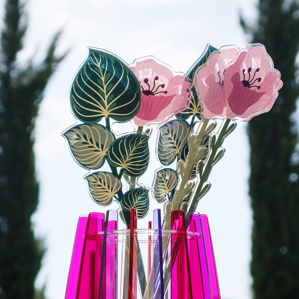 Composizione Funny Flowers Vesta con foglia maranta e petunie rosa in plexiglas su vaso colorato