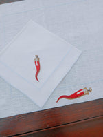 set americano e tovagliolo in lino cerato con ricamo corno portafortuna rosso, artigianato italiano impermeabile e antimacchia