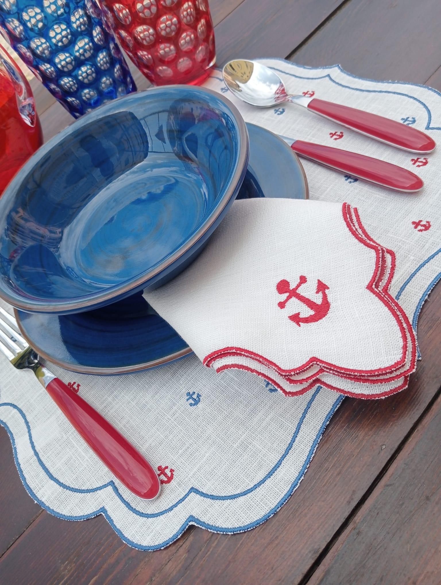 Mise en place estiva con piatti blu, bicchieri Giusti e set ancore rosse e blu