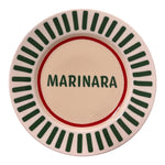 Piatto in porcellana Ø21 cm con scritta “Marinara”, bordo con decoro verde e cerchio rosso