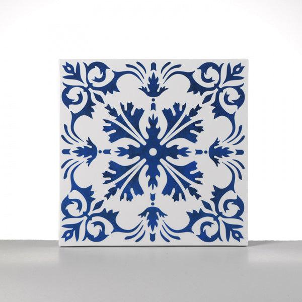 Mattonella decorativa blu modello Tiziano di Mario Luca Giusti su sfondo bianco