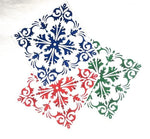 Mattonelle decorative Mario Luca Giusti modello Tiziano in rosso, blu e verde, disposte a ventaglio

