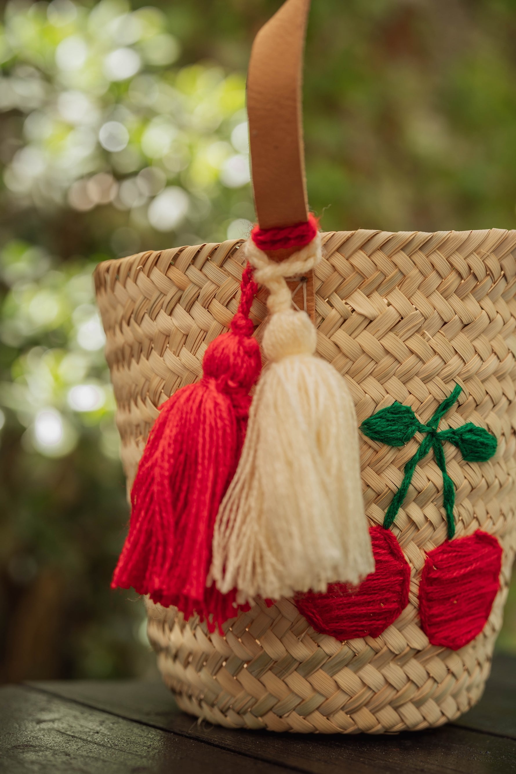 Borsa cestino in paglia con ricamo ciliegie rosse e nappine in cotone, borsa estiva artigianale