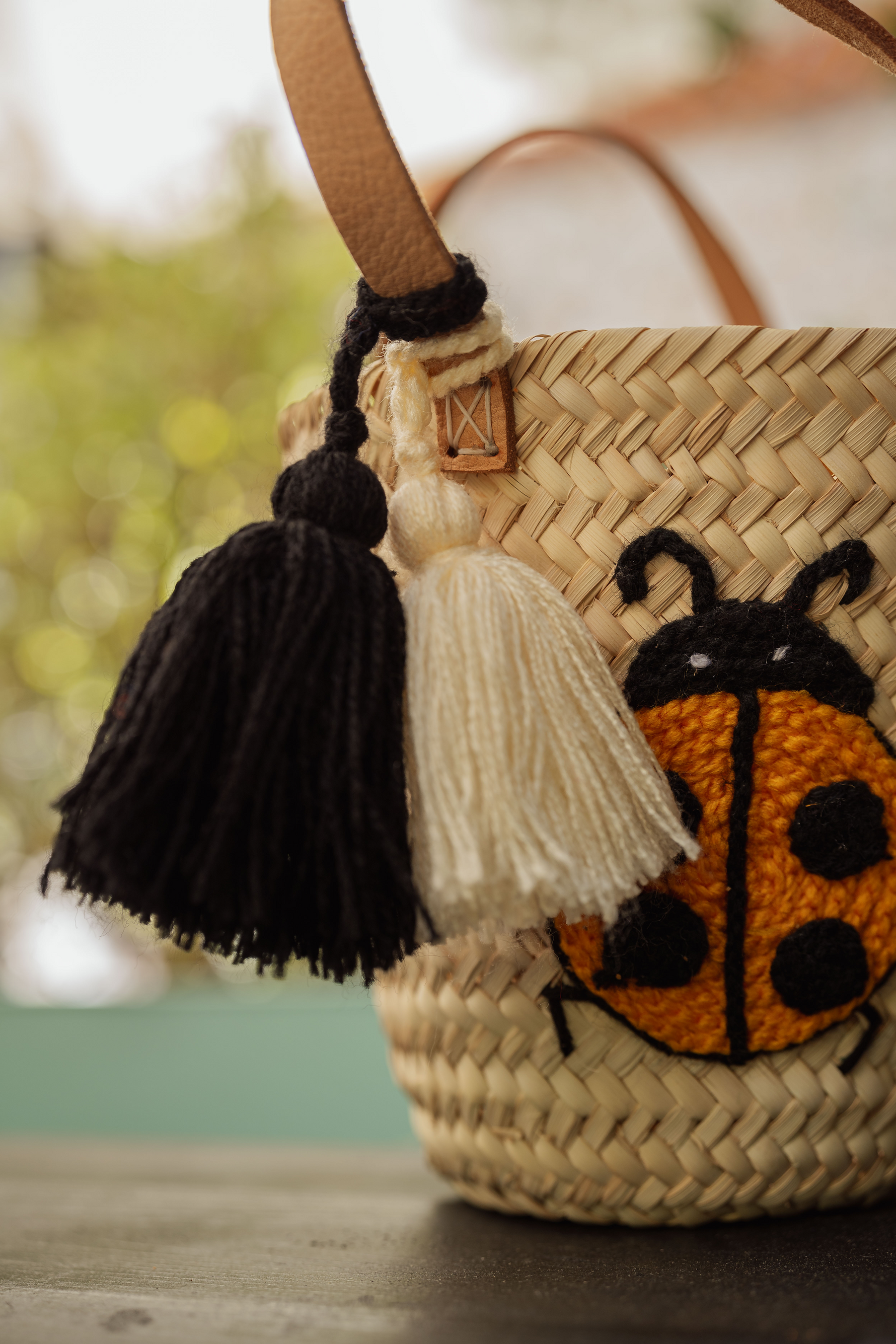 Borsa cestino in paglia con ricamo coccinella gialla e nappine in cotone, borsa artigianale estiva