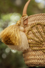 Borsa cestino in paglia con ricamo conchiglia dorata e nappine eleganti, borsa estiva artigianale