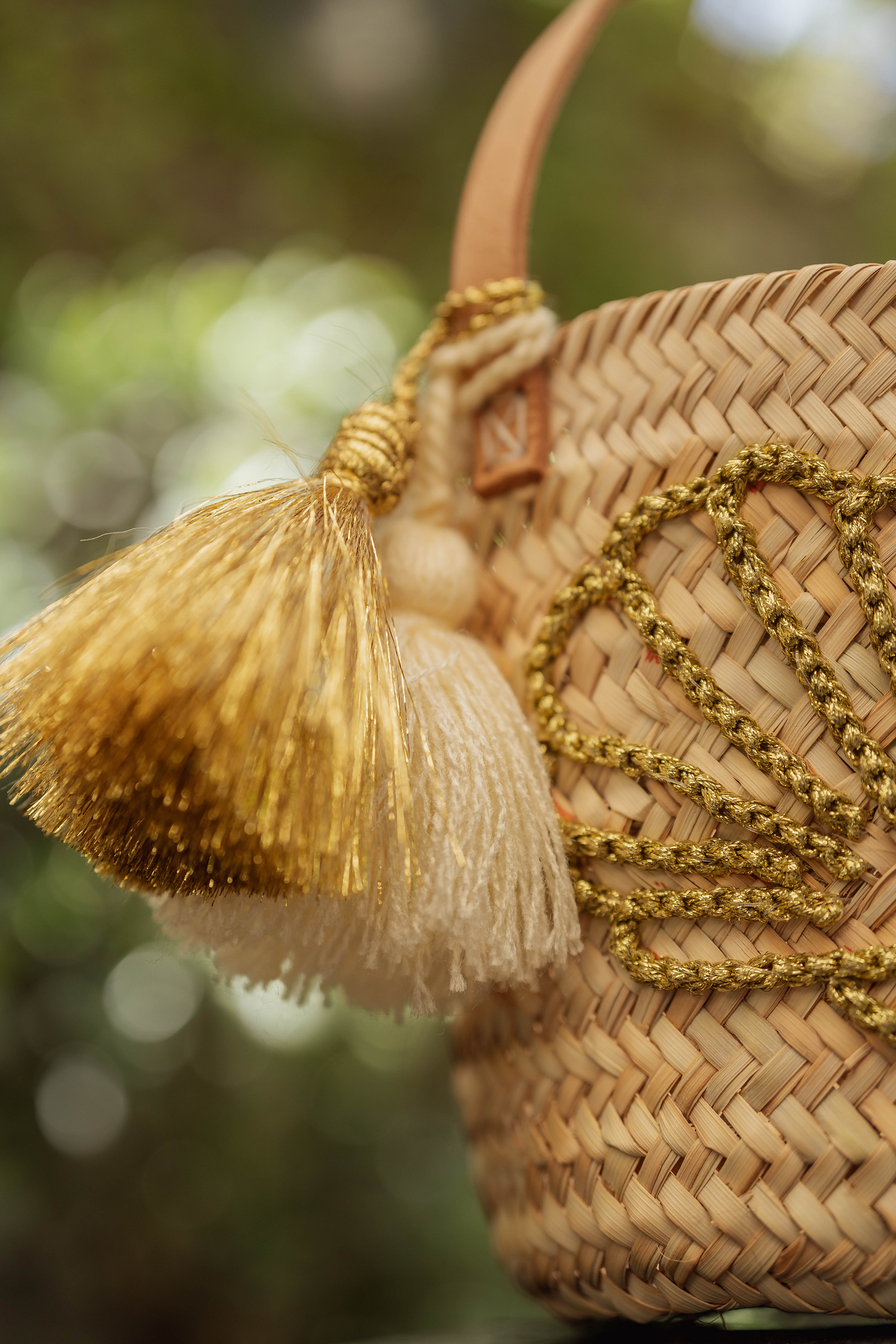 Borsa cestino in paglia con ricamo conchiglia dorata e nappine eleganti, borsa estiva artigianale