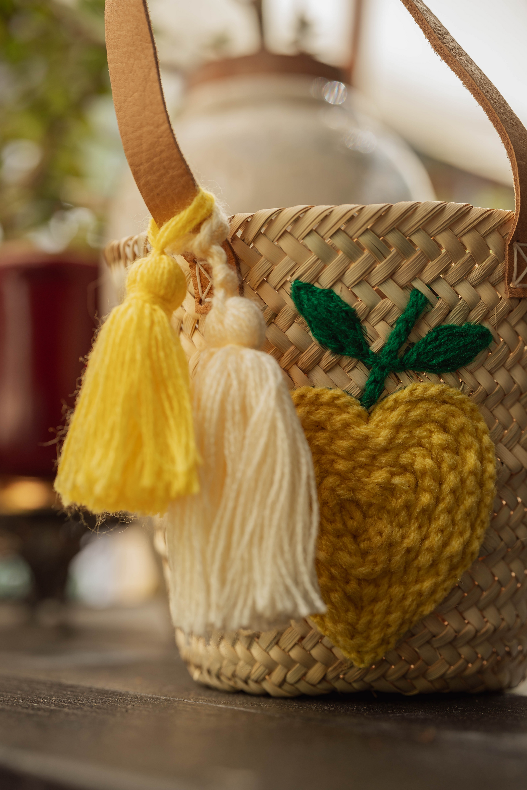 Borsa cestino in paglia con ricamo limone giallo e nappine decorative, accessorio estivo artigianale