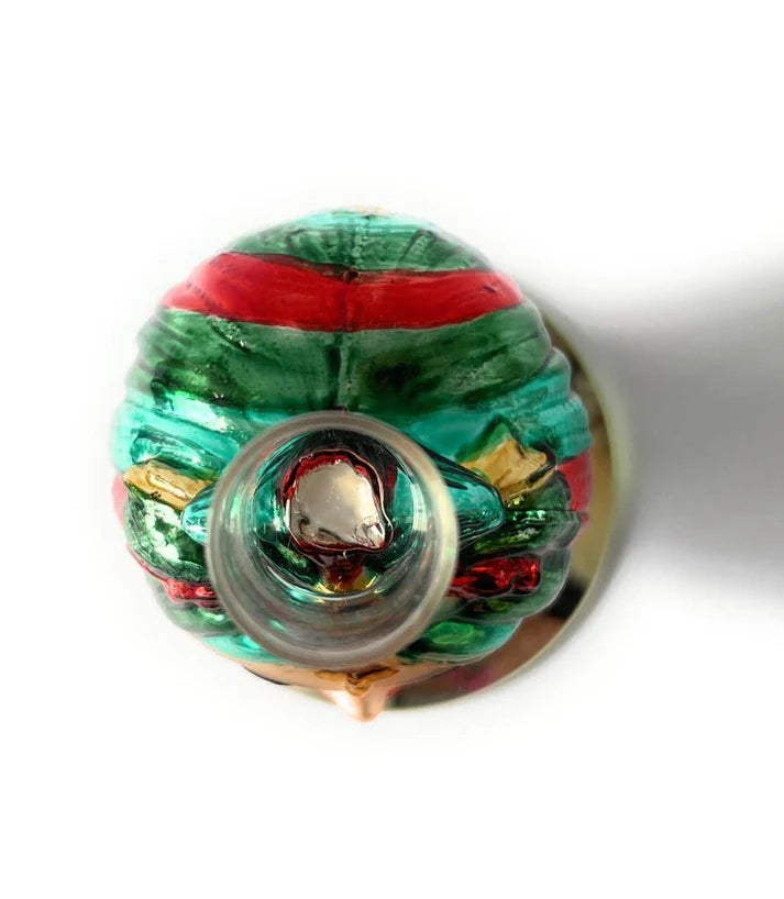 Vista dall’alto del candelabro testa di Moro donna con supporto per candela in vetro trasparente, decorazione elaborata del turbante