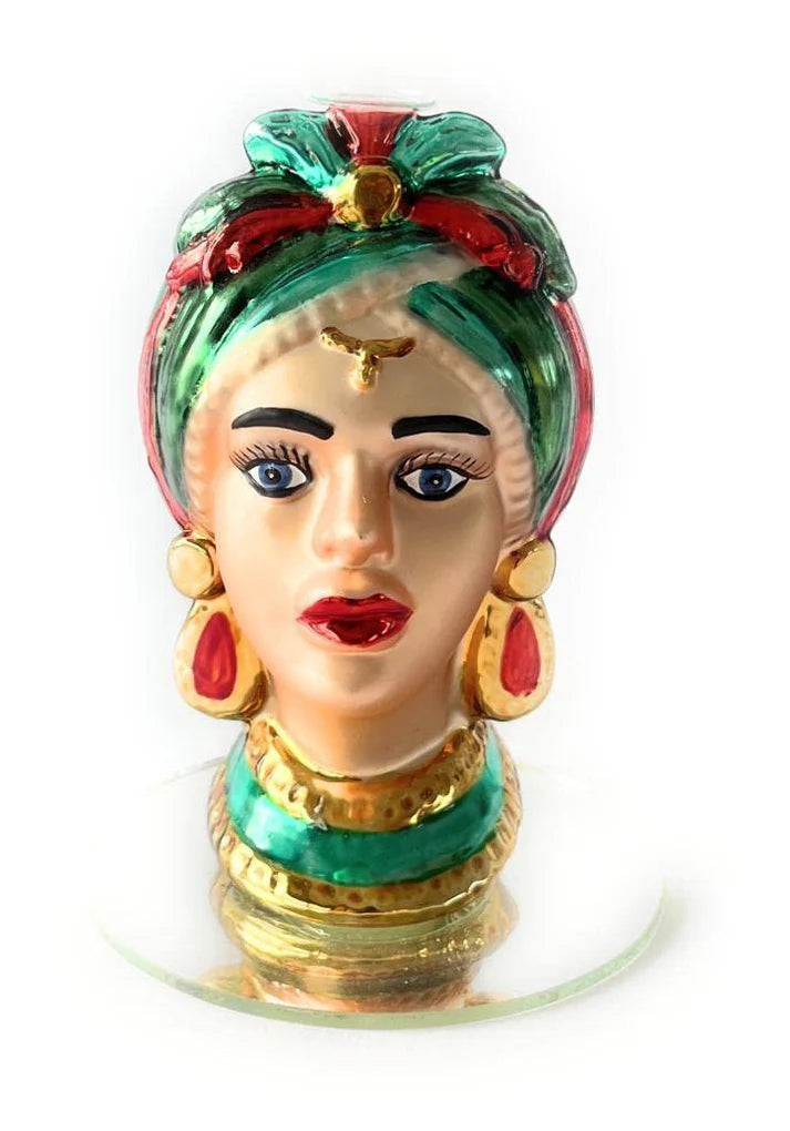 Candelabro donna siciliana in vetro e resina con orecchini pendenti rossi, turbante verde e dettagli dorati