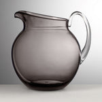 Brocca Pallina grigia con manico trasparente  in cristallo acrilico di Mario Luca Giusti dal design arrotondato e moderno