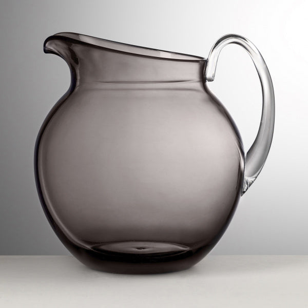 Brocca Pallina grigia con manico trasparente  in cristallo acrilico di Mario Luca Giusti dal design arrotondato e moderno