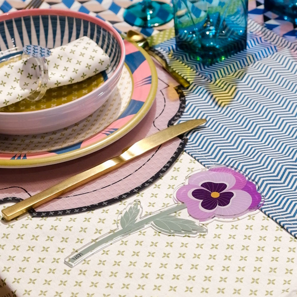 Pansè Vesta Special Moment in plexiglas su tavola apparecchiata colorata
