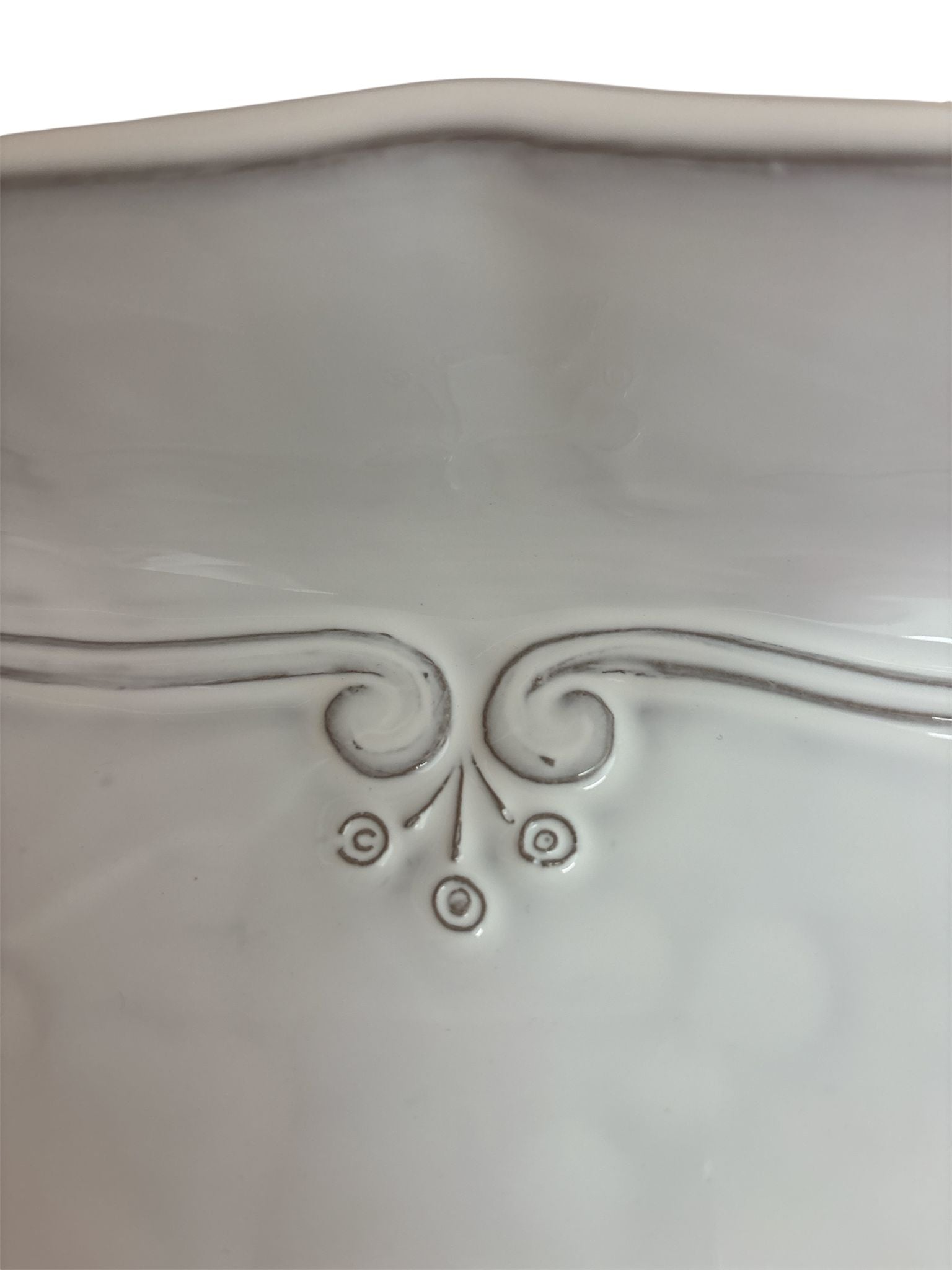 Dettaglio decoro in rilievo su pirofila Italica Virginia Casa artigianale.