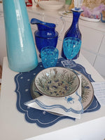 Apparecchiatura estiva con piatto fondo Oceano Illustrato in melamina, bicchieri in vetro blu, tovaglietta e tovagliolo ricamato a tema marino

