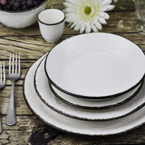 Set piatti Preta in ceramica color bianco Arcucci Trade, effetto pietra, smalto lucido e bordo rifinito a mano