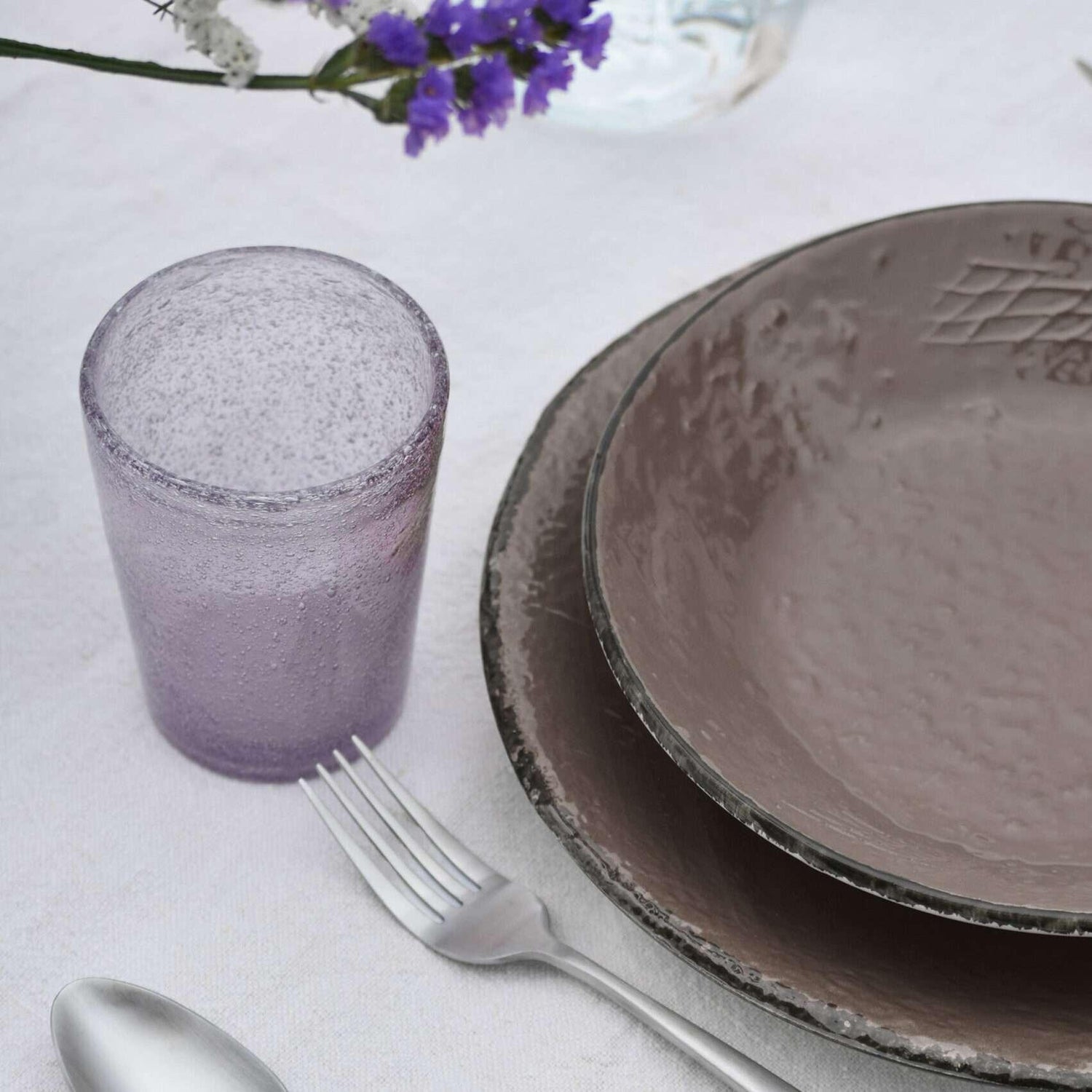 Piatto fondo e piano Preta in ceramica color fango Arcucci Trade, effetto pietra, smalto lucido e bordo rifinito a mano