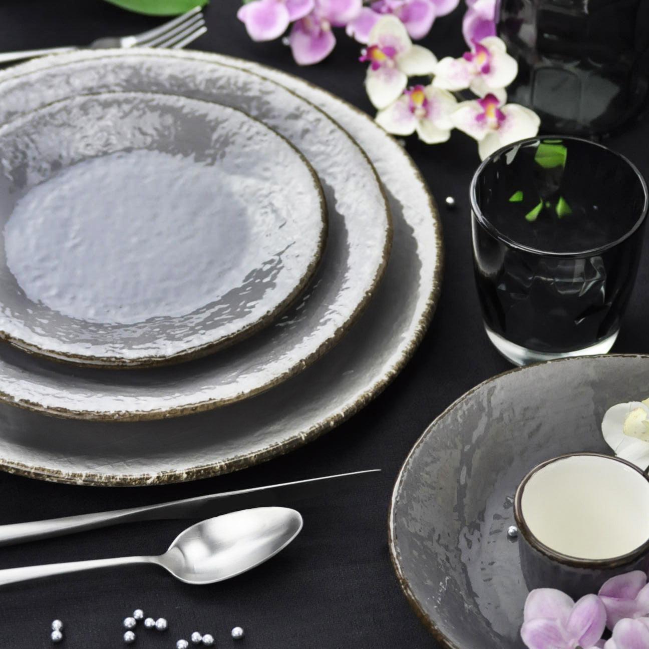 Set piatti piano,fondo,dessert Preta in ceramica color grigio Arcucci Trade, effetto pietra, smalto lucido e bordo rifinito a mano