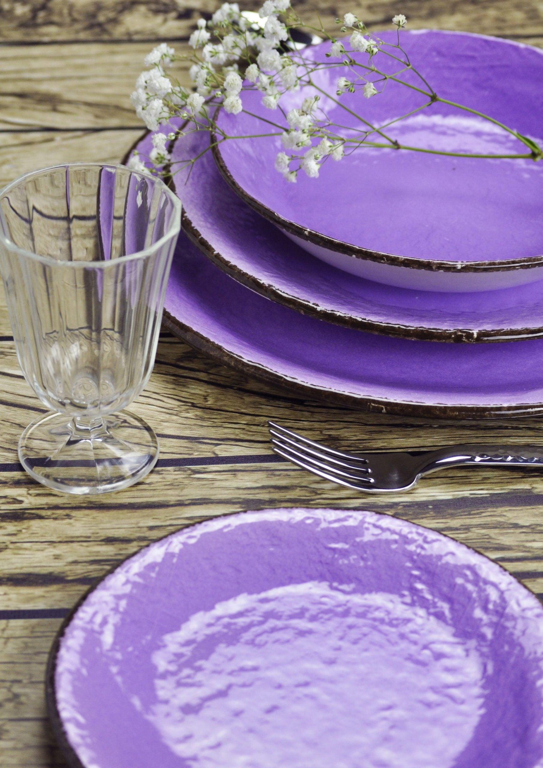 Set piatti Preta in ceramica color lilla Arcucci Trade, effetto pietra, smalto lucido e bordo rifinito a mano