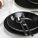 Piatto piano e fondo Preta in ceramica color nero Arcucci Trade, effetto pietra, smalto lucido e bordo rifinito a mano

