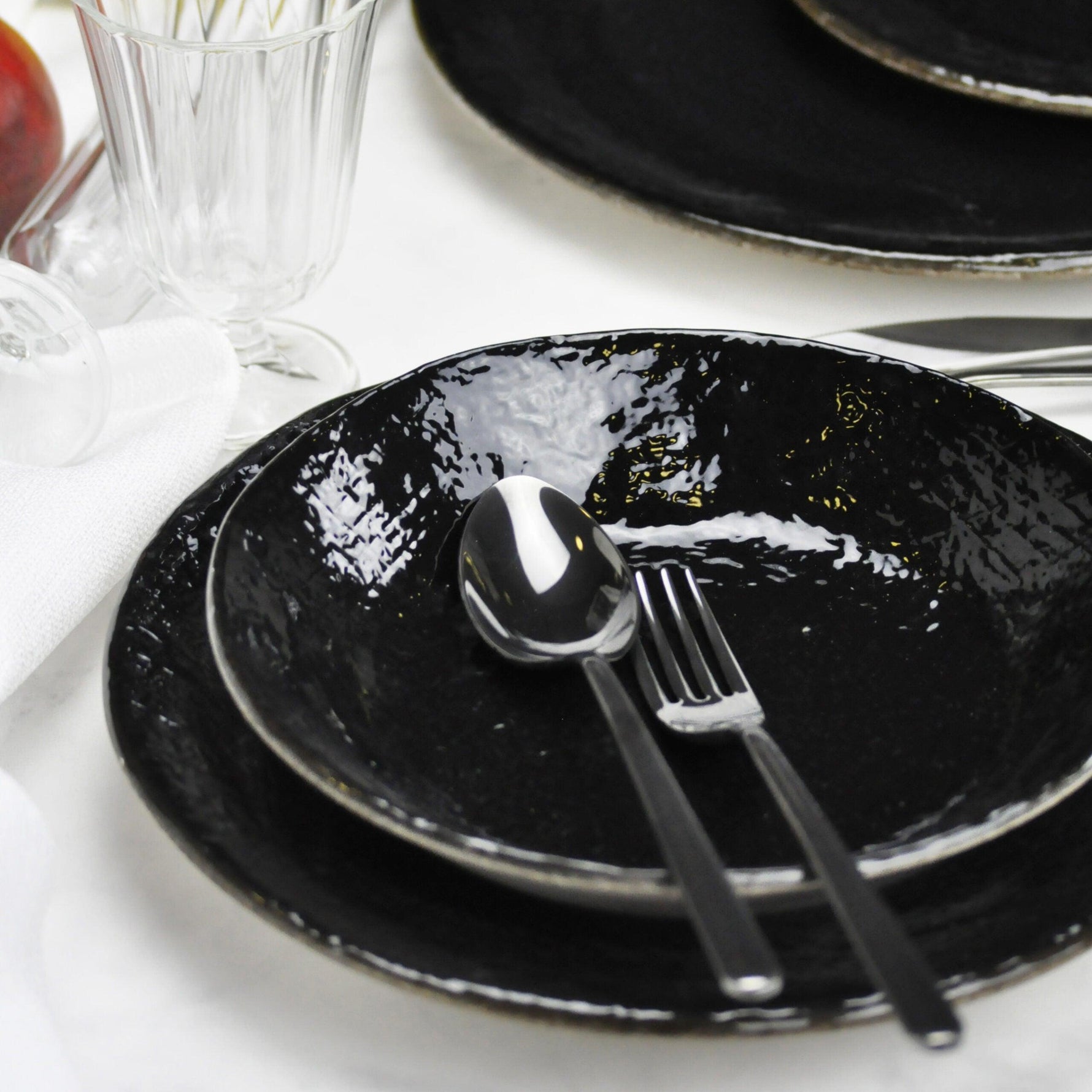 Piatto piano e fondo Preta in ceramica color nero Arcucci Trade, effetto pietra, smalto lucido e bordo rifinito a mano

