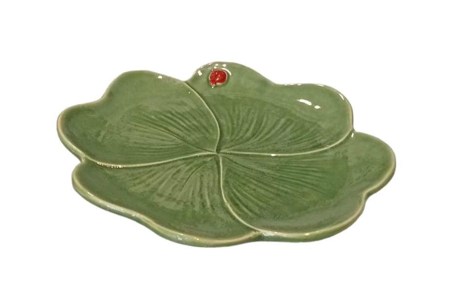 Primo piano piattino quadrifoglio verde in ceramica con coccinella rossa Virginia Casa, diametro 16 cm