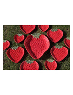 Piatti Fragola Virginia Casa in ceramica rossa con foglie verdi, decorati a mano e disposti su prato, artigianato italiano.