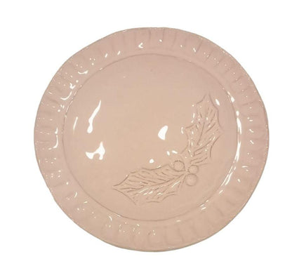 Piatto da dessert in ceramica rosa Virginia Casa con decoro in rilievo di agrifoglio. Eleganza artigianale per la tavola natalizia.
