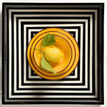 Set piatti Saint Tropez giallo Mario Luca Giusti in melamina vista dall'alto con limone al centro: fondo, piano e dessert.