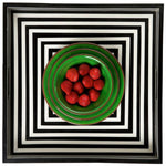 Set piatti verdi Saint Tropez di Mario Luca Giusti in melamina effetto pennellato: piatto fondo, piatto piano e piatto frutta coordinati visti dall'alto con fragole al centro

