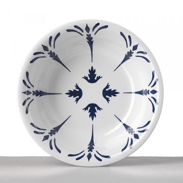 Piatto fondo Tessa bianco e blu in melamina di Mario Luca Giusti con motivo blu intenso e bordo decorato