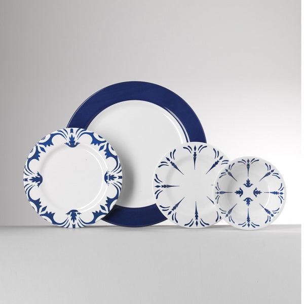 Set piatti Tessa bianco e blu di Mario Luca Giusti in melamina, con piatto piano, fondo e frutta e sottopiatto decorati con motivo geometrico elegante