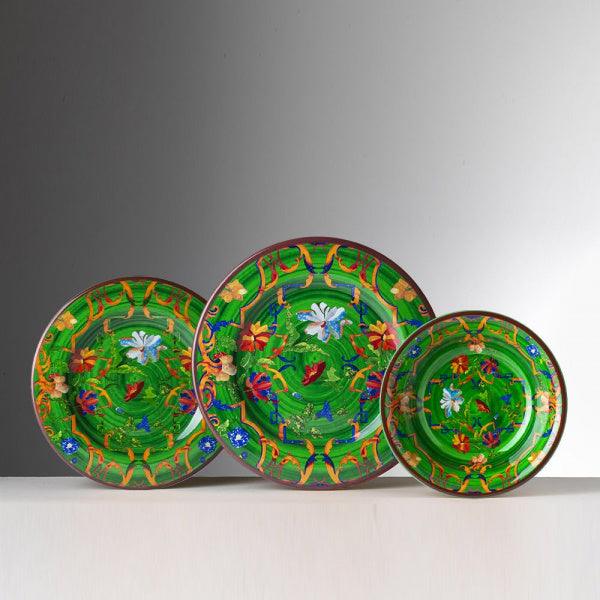 Set piatti Pancale di Mario Luca Giusti in melamina decorata, con piatto piano, fondo e frutta in stile floreale su fondo colorato brillante

